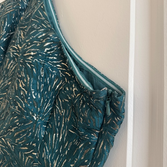 Green asymmetrical dress with gold details and puff sleeve - Picture 4 of 6